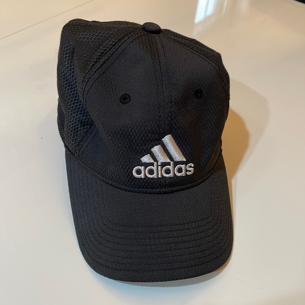 Adidas men’s climalite baseball cap. Elastic inside hat. Size small/medium.